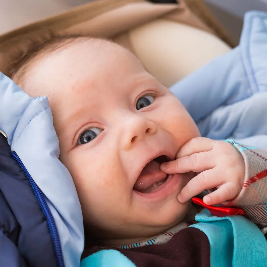 Stillberatung & Zungenband bei Baby stark ausgeprägt, Baby lächelt, man sieht das verkürzte Zugenband