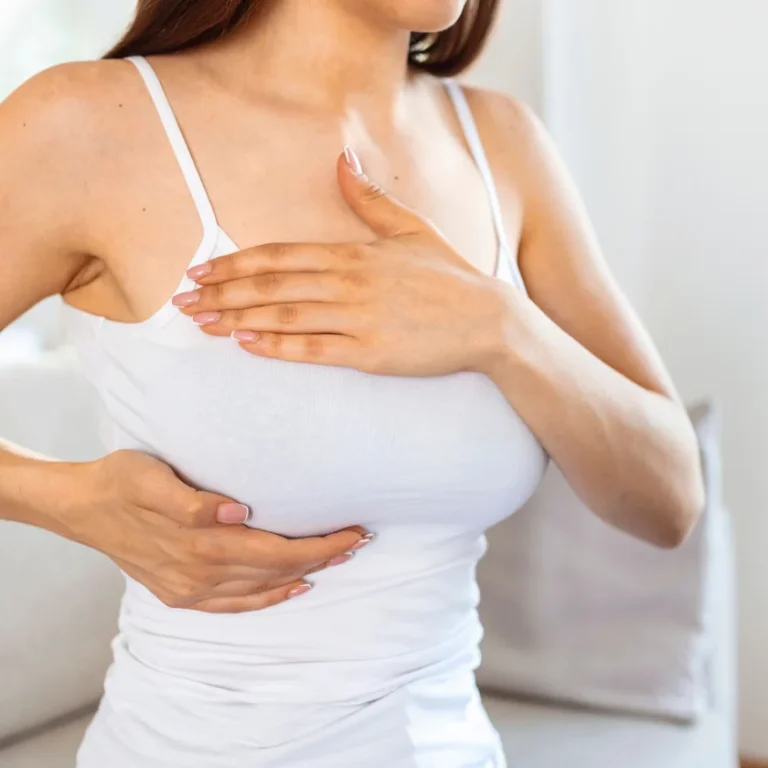 Milchstau erkennen, vorbeugen und behandeln - Stillen Köln Blog Frau tastet Brust ab